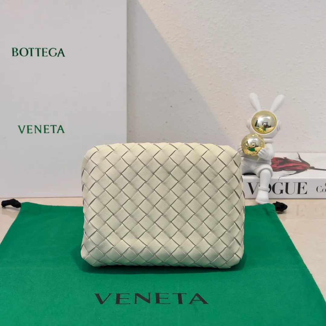 Batch 1760 BV home is new! Andiamo combines Bottega Veneta archives parachute handbags to inherit retro elements and integrate modern trends. The same style as Shu Qi's Beijing Night. It is a continuation of the classic bag. It has three functions: hand carry, shoulder and cross-body. It is embellished with metal brass knot buckles. The capacity of the small one is amazing. It can easily hold sunglasses in a box/small bottle of water/powder powder/charger and other daily necessities when going out. The upper body is versatile. Style number: 6569 Size: 21*17*16.5cm